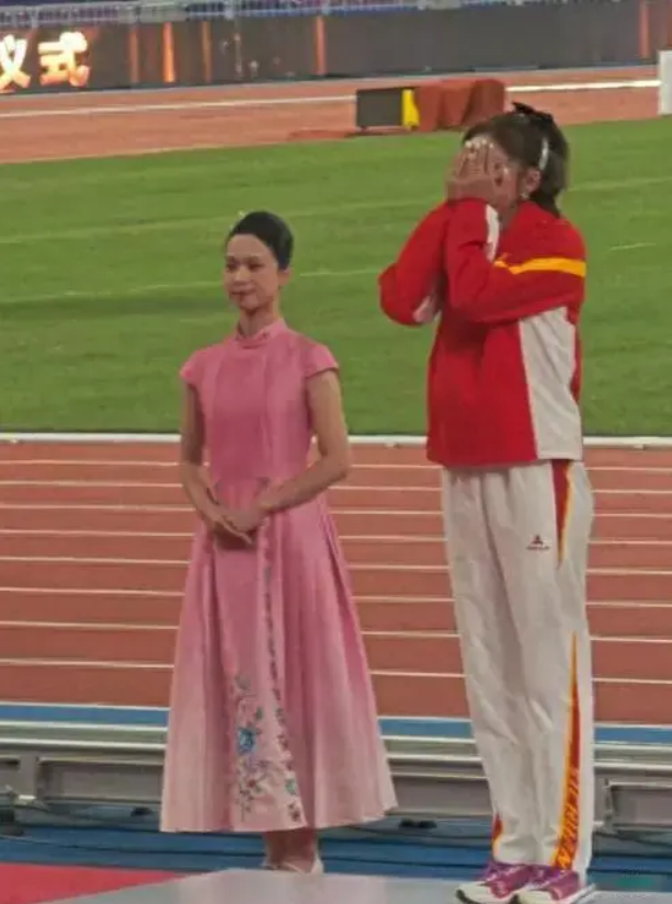 吴艳妮摘银领奖台上爆哭 朱婷的话她还是不懂